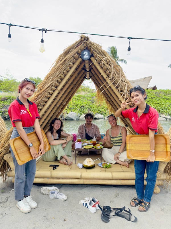 Situasi Pelayanan Pelanggan Beach LM Cafe yang menggunakan gazebo